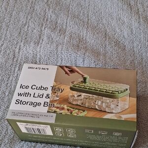 NWT! Green Ice Cube Tray with Lid & Storage Bin